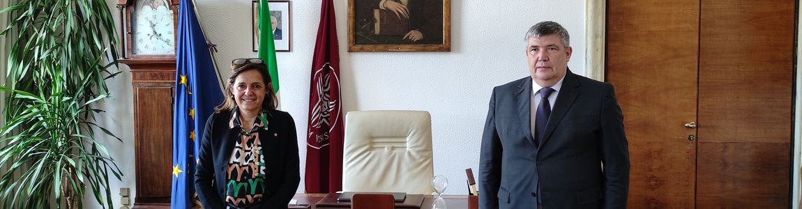 rettrice e ambasciatore moldavo nello studio di rappresentanza rettrice e ambasciatore moldavo nello studio di rappresentanza
