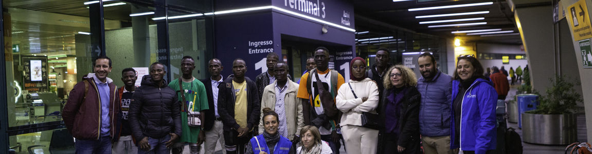 foto di gruppo di studenti rifugiati in arrivo a Fiumicino