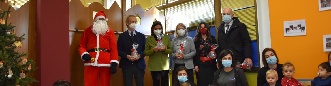 Foto di gruppo - Babbo Natale, prorettore vicario Giuseppe Ciccarone, rettrice Antonella Polimeni, direttrice generale Simonetta Ranalli, Capo ufficio affari sociali e strutture decentrateEmanuela Col