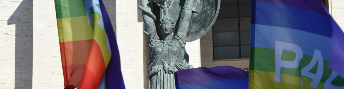 La statua di Minerva e le bandiere della pace