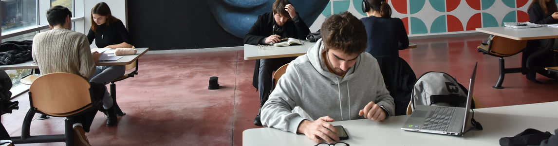 studenti in una sala studio con murales