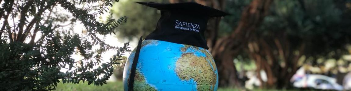 Mappamondo su un prato con tocco - Foto di Valentina Alvaro