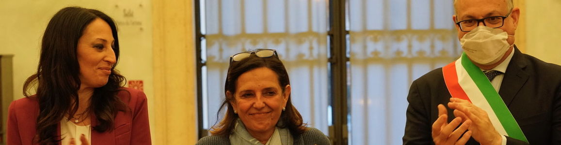 Rettrice con il premio in mezzo al Sindaco Roberto Gualtieri e alla Presidente dell'Assemblea Capitolina