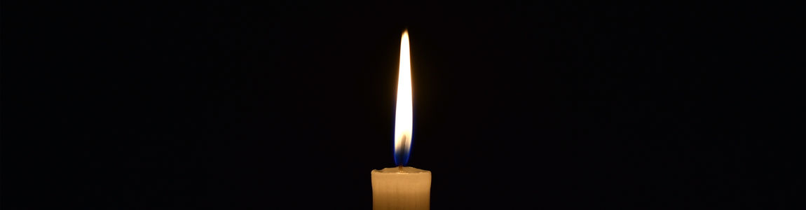 Candela accesa in uno sfondo nero