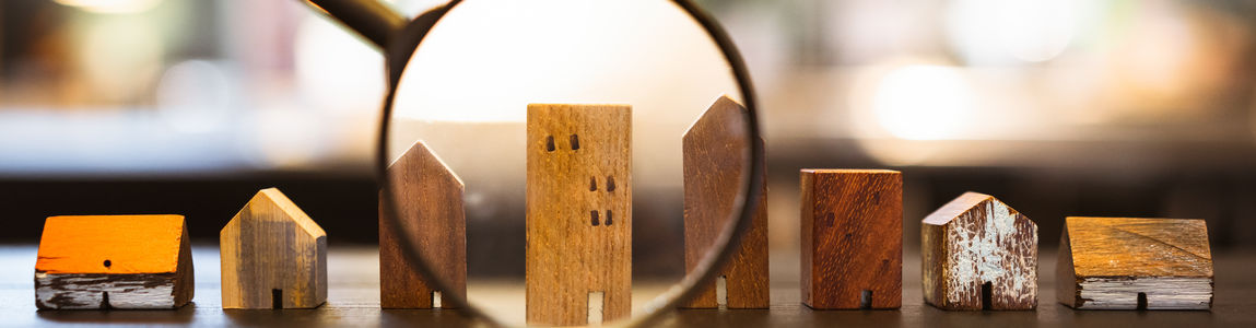 lente di ingrandimento su modellini di case
