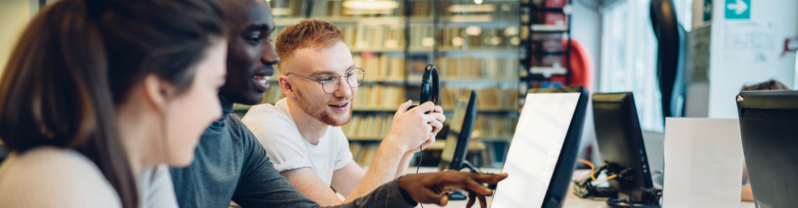 Studenti davanti ai computer