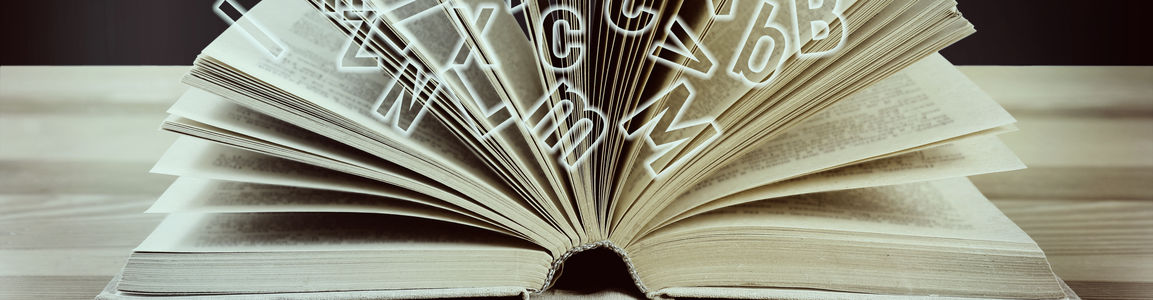 Libro aperto dal quale escono delle lettere