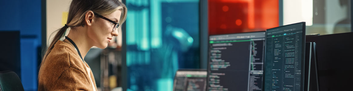 ragazza al computer