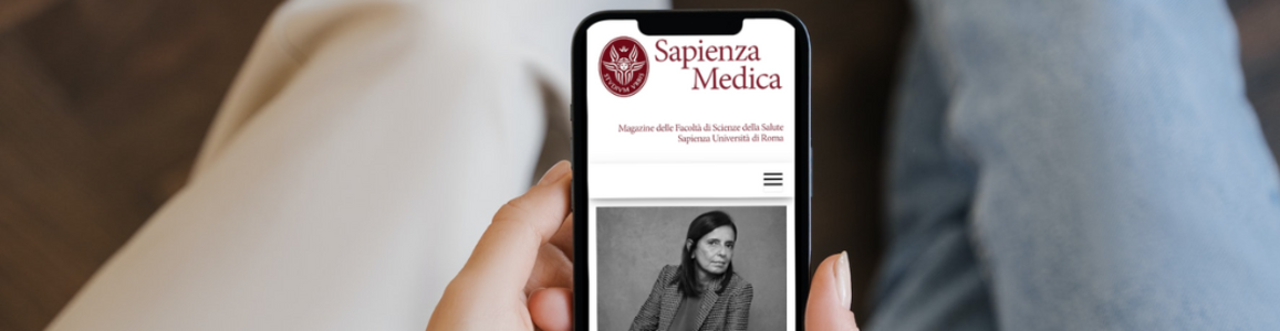 Ragazza tiene tra le mani un cellulare