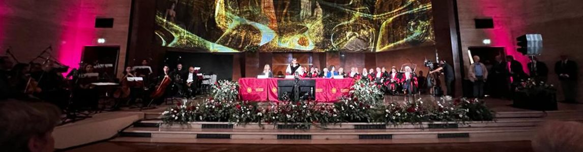 Tavolo dei relatori sul proscenio dellAula magna - Foto di Stefania Sepulcri