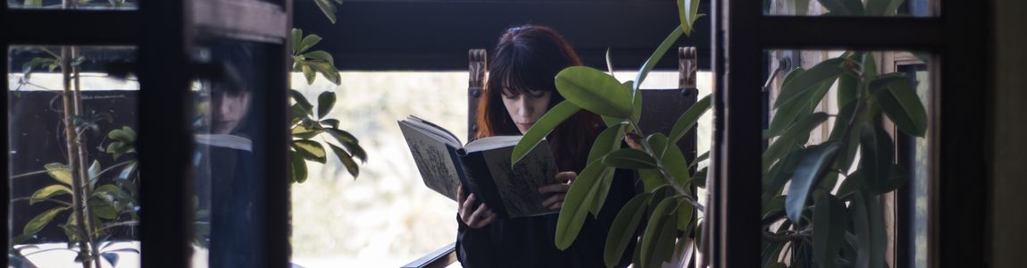 studentessa che legge un volume