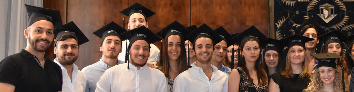 studenti in sala senato con il tocco