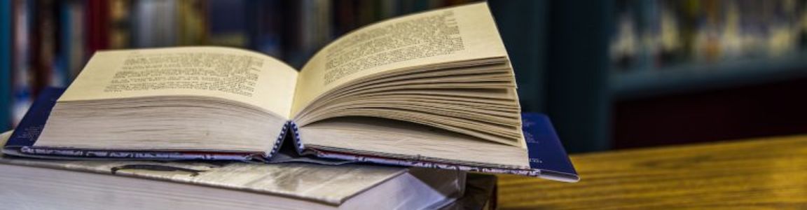 libri sul tavolo