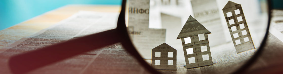 lente di ingrandimento su quotidiano con annunci immobiliari