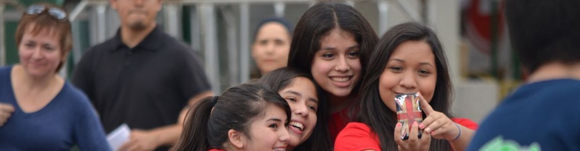 La comunicazione dei giovani gruppo di ragazzi fanno selfie con telefonino
