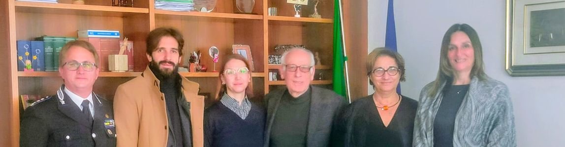 gruppo di persone intorno ad un tavolo