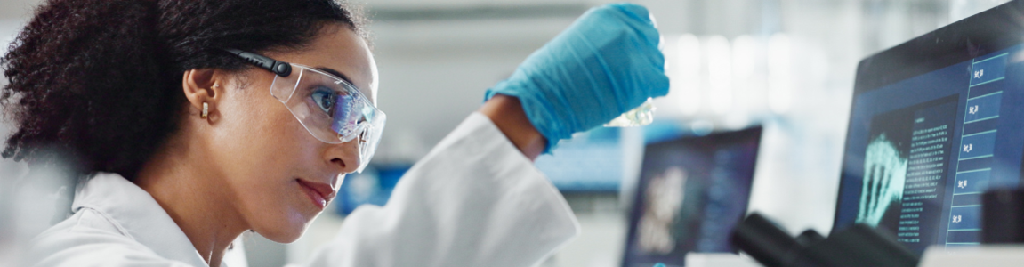 scienziata in laboratorio