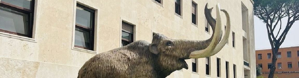 Ricostruzione di un mammut davanti all'edificio di Geologia