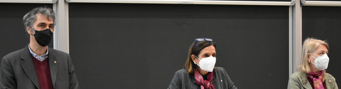 la rettrice, la direttrice generale e il direttore del dipartimento durante la cerimonia