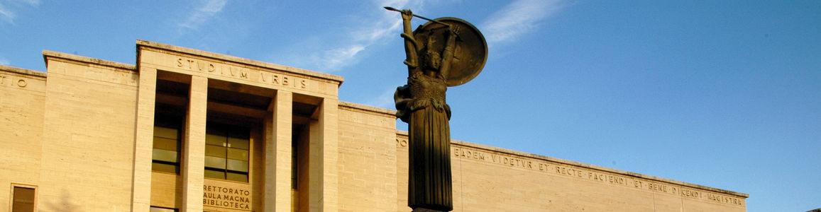 Statua della Minerva su sfondo del rettorato. Foto di Corrado Bonora