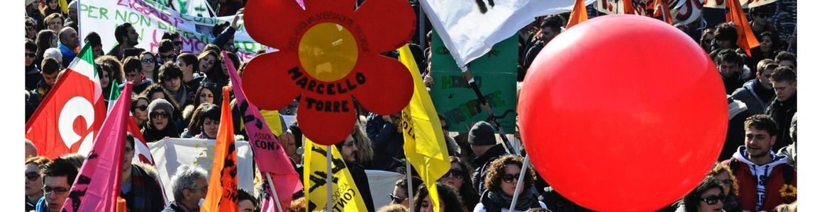 persone in corteo contro la mafia