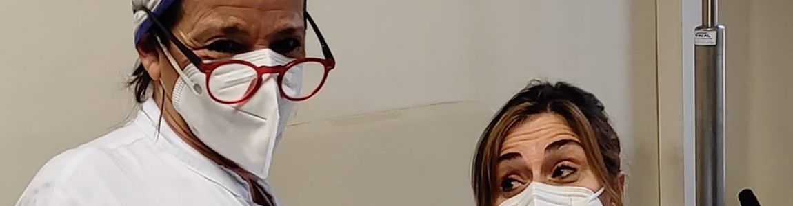 Foto di un'operatrice del Policlinico con la prima sanitaria vaccinata dell'Azienda ospedaliera