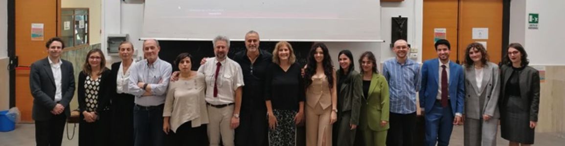 gruppo di 15 persone: tesisti, commissari e relatori
