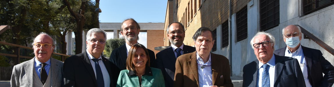 Paolo Mataloni direttore del Dipartimento di Fisica Antonella Polimeni rettrice, Luciano Maiani professore emerito,Giorgio Parisi Nobel per la Fisica 2021. Foto di Stefania Sepulcri Paolo Mataloni direttore del Dipartimento di Fisica Antonella Polimeni rettrice, Luciano Maiani professore emerito,Giorgio Parisi Nobel per la Fisica 2021. Foto di Stefania Sepulcri