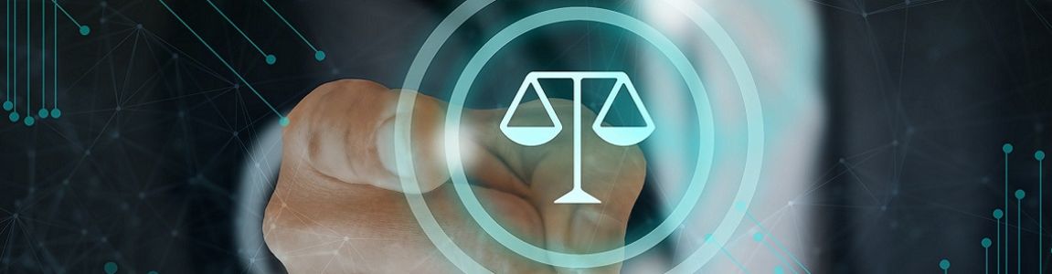 Dito che indica una bilancia simbolo della giustizia