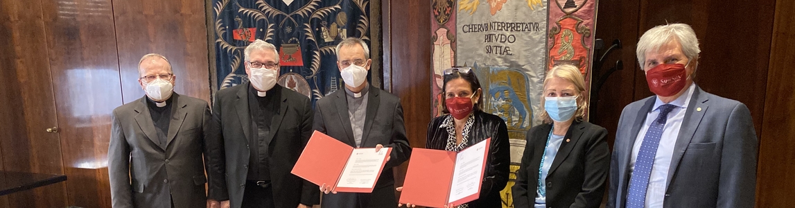 Antonella Polimeni, la direttrice generale Simonetta Ranalli e il prorettore alle Politiche per l’internazionalizzazione Bruno Botta, il rettore Nuno Da Silva Gonçalves, il vice rettore Mark Lewis S.J e il decano P. Marek Inglot S.J. Antonella Polimeni, la direttrice generale Simonetta Ranalli e il prorettore alle Politiche per l’internazionalizzazione Bruno Botta, il rettore Nuno Da Silva Gonçalves, il vice rettore Mark Lewis S.J e il decano P. Marek Inglot S.J.