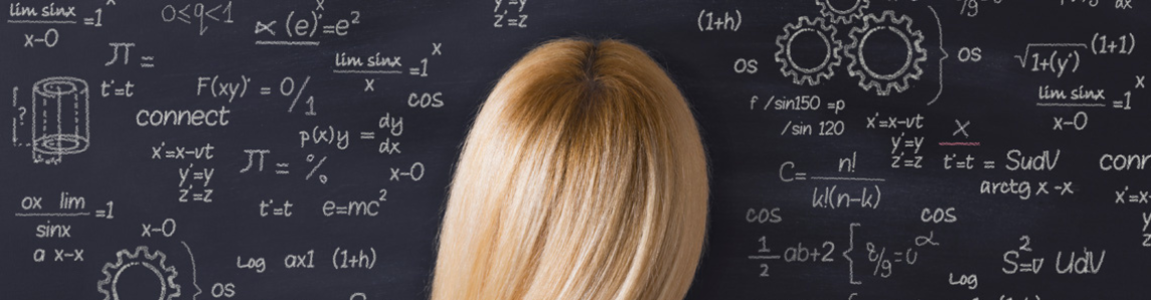 ragazza di spalle che scrive formule matematiche su una lavagna
