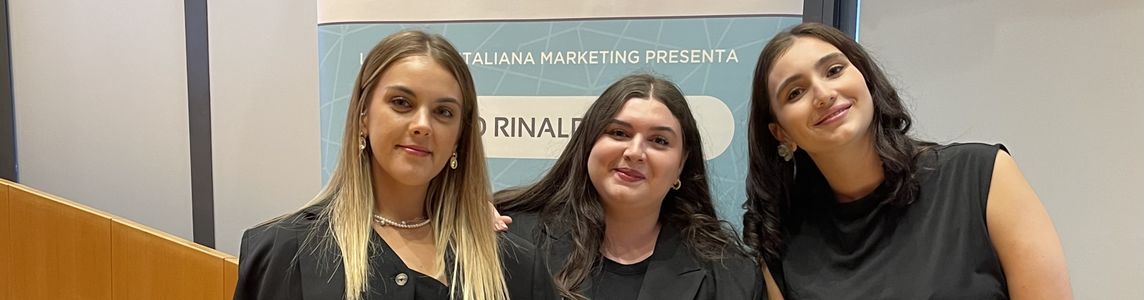 Foto delle studentesse vincitrici del premio