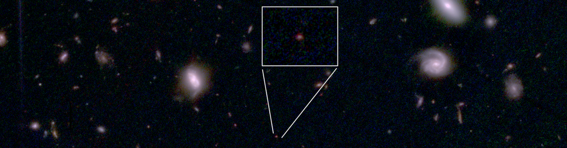 Immagine in falsi colori ottenuta dal telescopio JWST, che mostra una piccola frazione del campo GOODS-North. La galassia evidenziata nel riquadro ospita un antichissimo buco nero supermassiccio "dormiente". Crediti: JADES Collaboration. Immagine in falsi colori ottenuta dal telescopio JWST, che mostra una piccola frazione del campo GOODS-North. La galassia evidenziata nel riquadro ospita un antichissimo buco nero supermassiccio "dormiente". Crediti: JADES Collaboration.