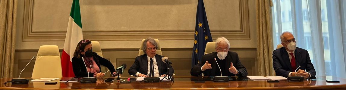Foto di gruppo al tavolo di presidenza