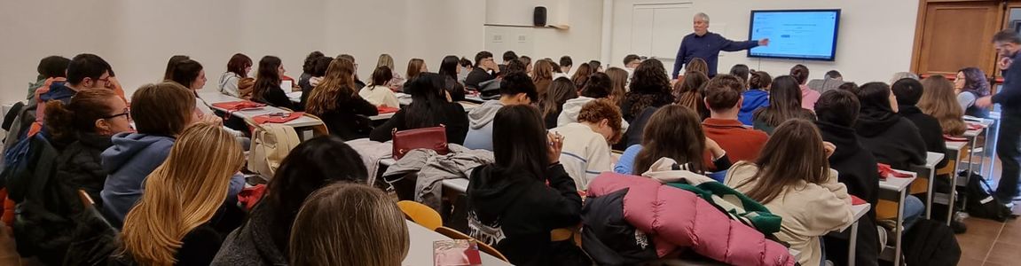 foto che ritrae un'aula piena di studenti