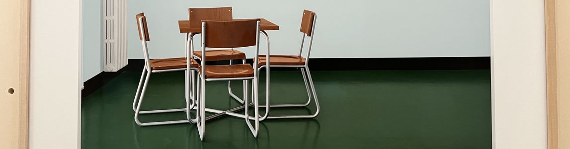 foto di unaula con arredi di Gio Ponti