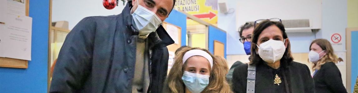 il direttore del Policlinico, una piccola paziente appena vaccinata e la rettrice della Sapienza