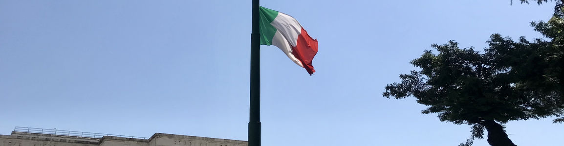 foto della bandiera italiana a mezz’asta in CIttà universitaria