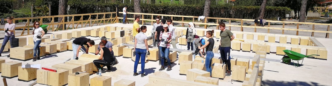 Studenti al lavoro con la costruzione della Solar House