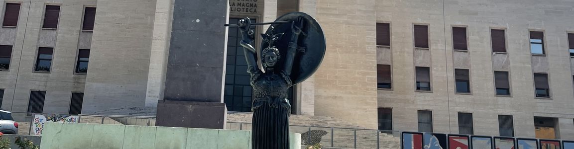 la statua della minerva e una scultura della minerva in formato ridotto