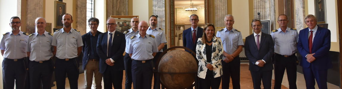Foto di gruppo con la rettrice e i rappresentanti dell'Aeronautica militare