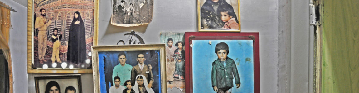 ritratti di famiglia all'interno di un'abitazione