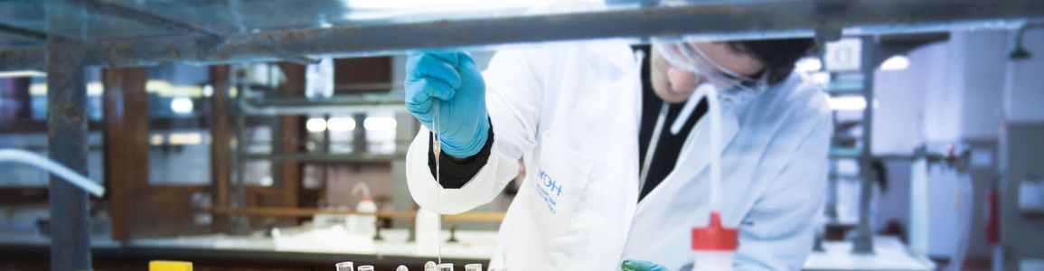 ragazzo in laboratorio