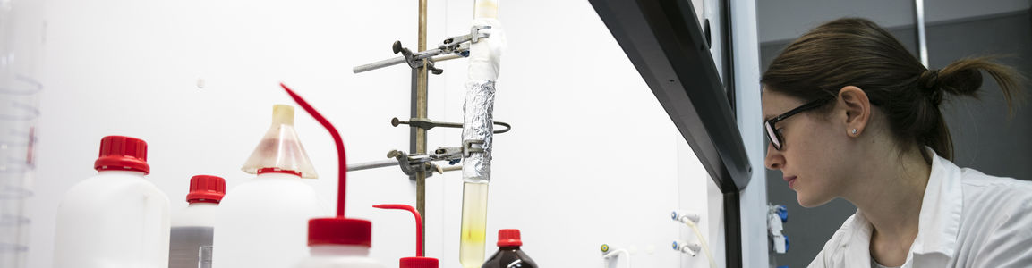 ricercatrice in laboratorio