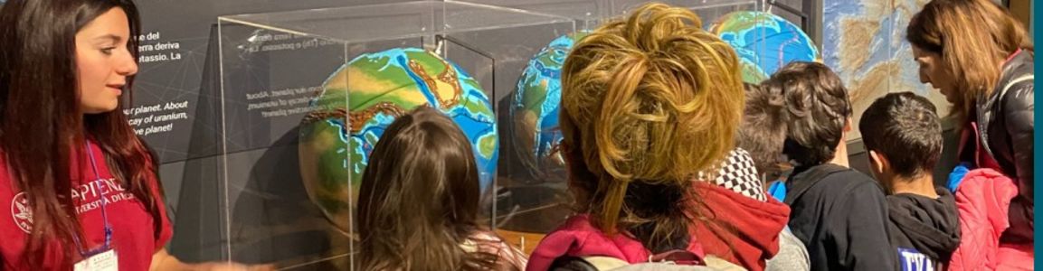 bambini in visita al museo