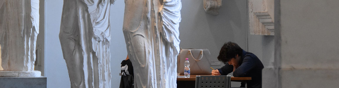 Studenti che studiano nel Museo dell'Arte classica