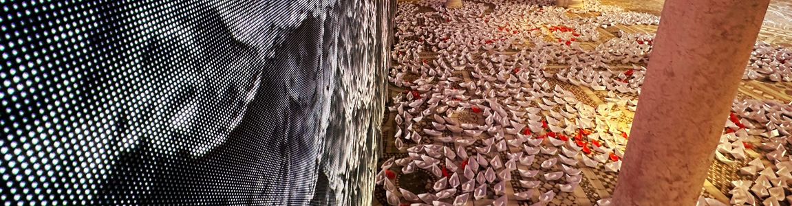 scorcio installazione con barchette di carta