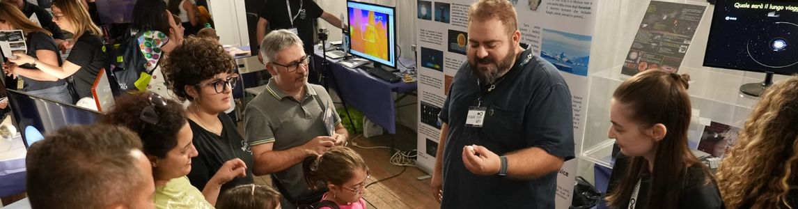 ricercatori e ricercatrici durante i laboratori per bambini
