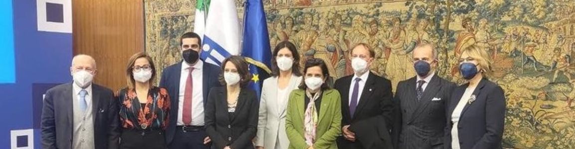 foto di gruppo della cerimonia per la firma del documento