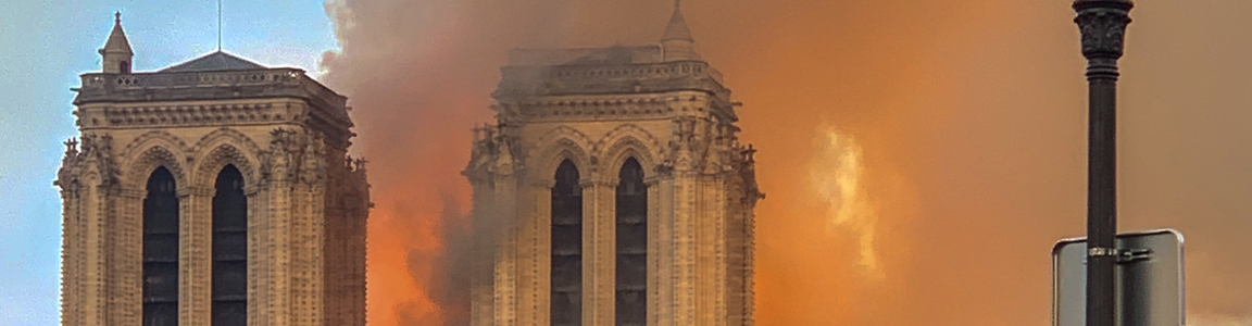 foto da Wikipedia https://en.wikipedia.org/wiki/File:Notre_Dame_on_fire_15042019-1_(cropped).jpg